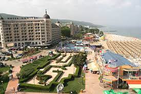 Deasupra statiunii se vad structurile de calcar ale platoului. Vremea In Nisipurile De Aur 2