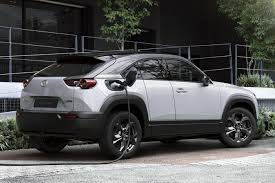 Antara punca yang dikenalpasti menjadi penyumbang kepada kemalangan jalan raya adalah jarak selamat kenderaan. Kenapa Mazda Mx 30 Crossover Guna Bateri Kecil