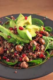 Assiette Aux Mille Couleurs Quinoa Rouge Avocat Grenade Noisettes Et Pousses D Epinards Recette Recettes De Cuisine Belle Salade Plats Healthy