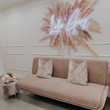 In einem zuhause, das man ganz nach seinen individuellen wünschen und vorlieben eingerichtet hat. Moby Click Clack Sofa Bed Vintage Pink Velvet Friseursalon Inneneinrichtung Schonheitssalon Einrichtung Salon Dekoration