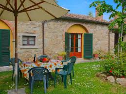 Sleeps 2 • 1 bedroom • 1 bathroom. Quaint Farmhouse In Cortona With Swimming Pool Cortona Italien