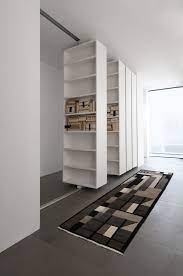 Come Dividere Una Stanza In Due Con Mobili Design Scaffali Arredamento Design Del Prodotto