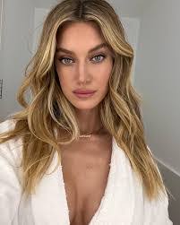 Caroline Lowe's Instagram, Twitter & Facebook