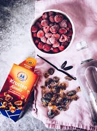 Auf Die Liebe Rezept Fur Himbeer Vanille Likor Mit Tonkabohne Titatoni Lebensmittel Essen Rezepte Essen Und Trinken