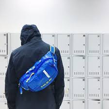 Witzig Und Kreativ Diese Klamotten Sind Aus Ikea Taschen Gemacht Express De Bag Accessories Diy Hypebeast Fashion Bags