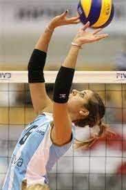 Cuatro selecciones (brasil, argentina, perú y uruguay) participaron de la primera edición. Chica Jugar Voleibol Volleyball Poses Female Volleyball Players Volleyball Workouts