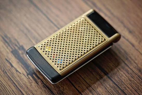 While 1996's Motorola StarTAC gave Star Trek fans a taste of the flip-top communicators they'd been craving since the 60s, it wouldn't be until 2009 that the mobile phone industry finally gave