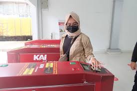 Traveling by train is one of the most economical mode of travel though its services are not that regular compared to taking buses. Begini Cara Beli Tiket Krl Jogja Solo Yang Mulai Beroperasi Rabu Pekan Depan