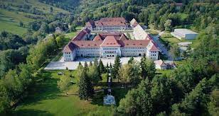 Odată cu stabilirea locaţiei la câmpulung moldovenesc, din 1 ianuarie 1957 se revine la denumirea iniţială, liceul militar ştefan cel mare. Profesorii De La Colegiul NaÈional Militar Ètefan Cel Mare Vor Beneficia De Cursuri De Formare In Italia Spania Finlanda Èi CroaÈia Suceavalive