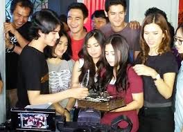 Aliandosyarief #prillylatuconsina alasan prilly latuconsina dan aliando syarief wajib jadian, romantis banget. Kejutan Manis Prilly Latuconsina Untuk Aliando Syarief Blog Tentang Aliando Dan Prilly