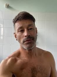 I am a 57 year old lawyer living in Zürich and I speak English, French,  Italian and German. Having been single for… TOO LONG (!), I would like to  meet people around