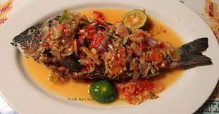 Cara mengolah pecak ikan mas bumbu simple, tidak memerlukan waktu lama jadi cukup praktis apalagi bila anda yang ingin belajar memasak. Resep Pecak Ikan Mas Goreng Dan Cara Membuatnya Adakuliner Com