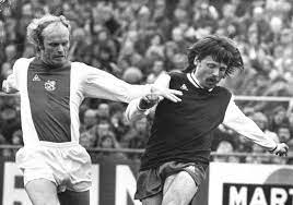 Johan derksen is twee dagen na de uitschakeling van de eindhovenaren bijzonder kritisch op jeroen zoet en stelt de betrouwbaarheid van de doelman openlijk ter discussie. Johan Derksen 1949 Kentudezenog