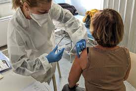 This translation is provided as is and centura health does not make any promises, assurances or guarantees as to the accuracy of the translation provided. Un Premier Centre De Vaccination Covid Ouvert Par Le Departement A Marseille
