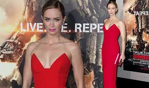 May 9, 2017 at 6:21 am. Emily Blunt Shows Off Her Figure In Plunging Red Gown At Third Edge Of Tomorrow Premiere Celebrity News Showbiz Tv Express Co Uk