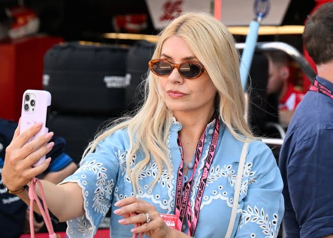 Holly Willoughby launches return to screens with This Morning style show  and pink logo - The Mirror