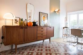 Elles vont en effet inviter 5 hommes, qui pourraient potentiellement leur plaire, à emménager chez elles pendant une semaine, afin de les. Un Appartement A Sete A L Esprit Seventies Par Emilie Chicheportiche Turbulences Deco Appartement Cabinet Architecte Architecte Interieur
