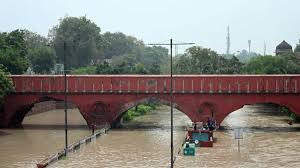 Delhi flood: Yamuna meets walls of ...
