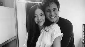 La serie' que emite la plataforma destreaming viene revelando pasajes en torno a la vida del famoso cantante. Quien Es Azucena En Luis Miguel Serie De Netflix Y En La Vida Real