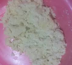 Di dalam baskom campur terigu, maizena dan garam. Penjual Karipap Tunjuk Cara Buat Kulit Rangup Inti Kentang Sedap Dibuat Niaga Mingguan Wanita