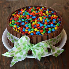 Des Gateaux D Anniversaire Avec Bonbons Faciles A Faire Gateau Kitkat Gateau Idee Gateau