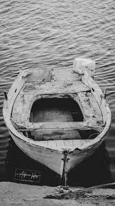 خلفيات ايفون ابيض واسود قارب صغير في البحر اجمل خلفيات ايفون