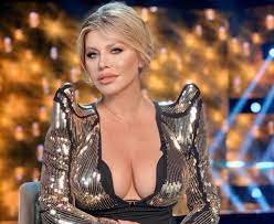 51 mins ago mike mike Loredana 5 ApariÈ›ii Erotice Cu Care A Dat Lumea Peste Cap È™tiri Pe Bune