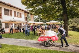 I migliori scherzi per sposi da fare al matrimonio gli scherzi agli sposi per il matrimonio sono un must, ma per esperienza devo dirvi che basta un attimo per cadere nel trash e far innervosire i festeggiati. 15 Idee Di Scherzi Per Matrimonio Divertenti E Originali Joyphotographers Magazine