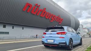 Come guidare con la propria auto al Nurburgring (e quanto costa)