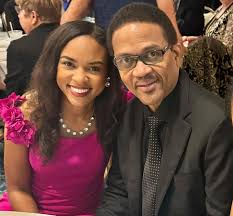 Avery Shaw the cat is preparing to call in Captain Howdy.