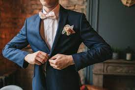 Idée pour un costume marié d'été de trois pièces en teinte bleu clair combiné avec une cravate de nuance plus foncée. Comment Porter Le Costume De Mariage Homme Bleu Marine