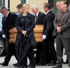 Jun 11, 2021 · angela merkel: Beerdigung In Templin Angela Merkel Nimmt Abschied Von Ihrem Vater Welt
