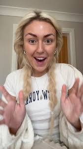 Ellie Grady's Instagram, Twitter & Facebook