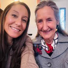 Do you have a question you always wanted to ask Sam? This is your chance!!  In half an hour there will be an amazing subscribers only live and you can  join Sam