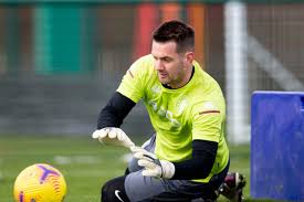 Aston villa goalkeeper tom heaton is reportedly ready to challenge david de gea and dean henderson for the number one jersey at manchester united. Gcolvik9 X373m