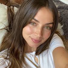 Ana De Armas Updates On Twitter Ana De Armas Updates Her Profile Picture On Instagram With A Gorgeous Selfie