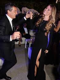 Antonio banderas, one of spain's most famous faces, was a soccer player until breaking his foot at the age of fourteen; Antonio Banderas Hat Eine Neue Freundin Fiesta Dress Celebrity Style Celebrities