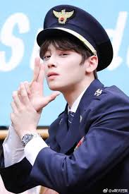 Waiting for stragglers at traffic lights