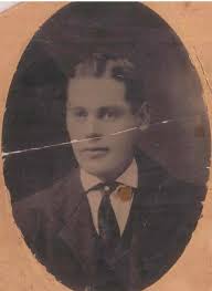 I am William Sinclair birth place paisley Scotland my dad is William  Sinclair to l am very proud of My name and ancestors