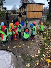 Auf Dem Spielplatz Spielen Kita Love Kinder Spiel Kindergarten In 2020 Kinderbetreuung
