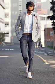 Schone Kombination Aus Kariertem R Sakko Und Hose Stimmig Komplettiert Mit Weissen Und Grauen Access Con Imagenes Moda Casual Hombre Moda Ropa Hombre Estilo De Ropa Hombre
