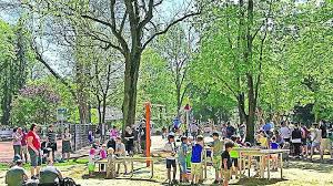 Der bunte garten mitten im zentrum von mönchengladbach ist einer der beliebtesten öffentlichen parks der stadt mit einer größe von etwa 30 ha. Spielplatzfest Am Bunten Garten
