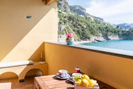 Affidati alla nostra agenzia per prenotare la tua casa vacanze in costiera amalfitana. Affitto Case Vacanze E Appartamenti Costiera Amalfitana