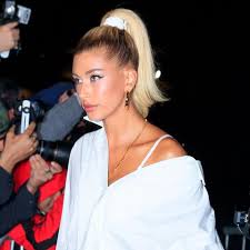 So teuer war das pompöse brautkleid von victoria swarovski. Hailey Bieber Video Von Ihrem Brautkleid Fitting Gala De