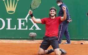 Την επόμενη ημέρα κέρδισε τον ισπανό μπαουτίστα αγκούτ και πέρασε στους ημιτελικούς του australian open. 8riambos Toy Tsitsipa Sto Monte Karlo