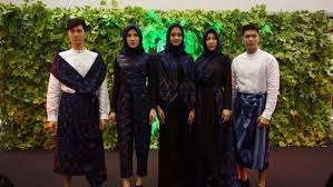 Penggunaannya ini tidak sebatas untuk ibadah orang islam saja, namun juga di indonesia sendiri banyak yang jual sarung sholat berbagai jenis bahan dan merk, misalnya saja sarung wadimor, gajah duduk, dan sarung. Ubah Imej Sarung Gajah Duduk Merambah Bisnis Fesyen Muslim Moderen