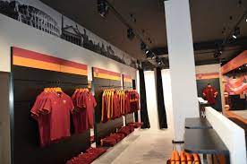 All'as roma store la maglia di de rossi e totti, ossia i romani in forza alla squadra, costano tra gli 80 ed i 90 euro. Expensive Merchandise Review Of As Roma Store Portonaccio Rome Italy Tripadvisor