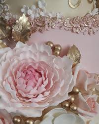 A Kepen A Kovetkezok Lehetnek Virag Cream And Gold Wedding Cakes Blush Pink