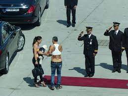 In einem hotel in bayern thailands könig maha vajiralongkorn soll teile seines gefolges in dem deutschen hotel. Rama X In Bayern Wie Wird Man Einen Konig Los Der Spiegel
