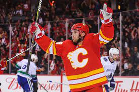 Marina lindholm is on facebook. Elias Lindholm Fulfilling Offensive Potential Under The Spotlight In Calgary The Athletic